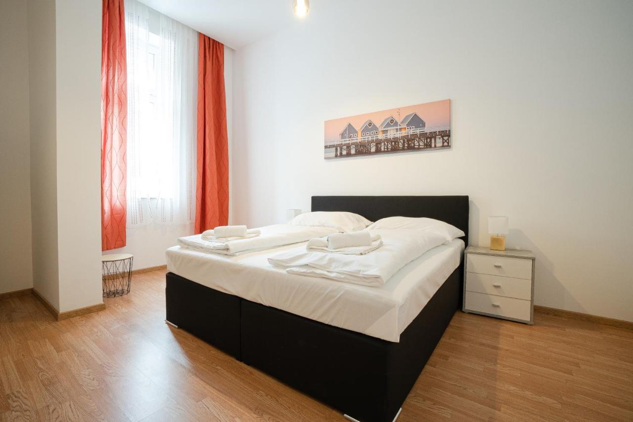 Apartment In The Area. 5 Minute's Walk To The Danube. *