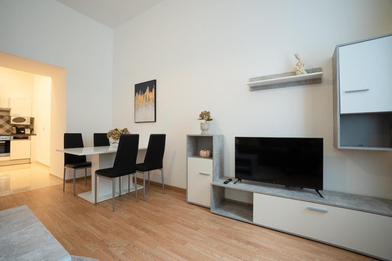In The Area. 5 Minute's Walk To The Danube. Apartment Wien